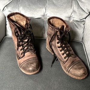 STEVE MADDEN Distressed Boots